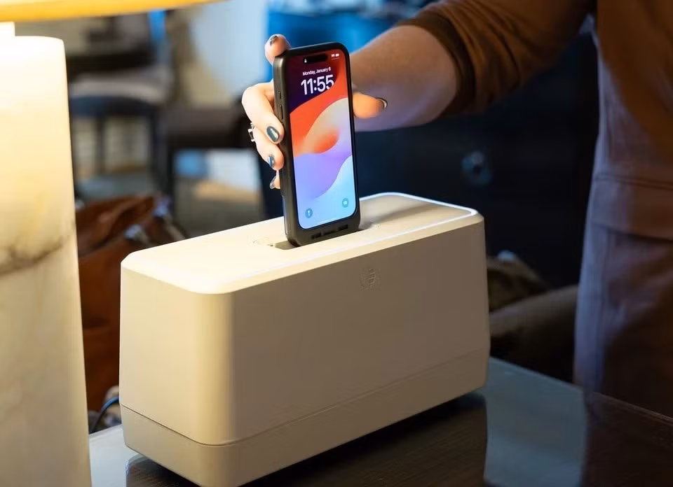 Hệ thống còn bao gồm một ứng dụng đi kèm cung cấp khả năng theo dõi tình trạng pin, quản lý hệ thống sạc, an toàn gia đình và chia sẻ vị trí, tất cả trong một giao diện thân thiện.