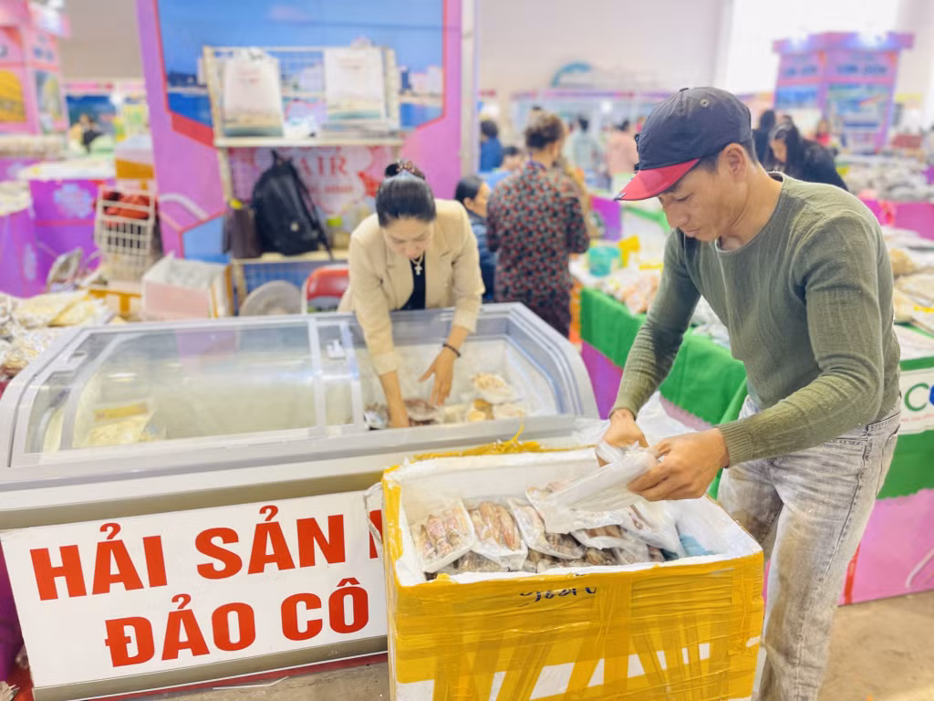 Do sức mua tăng mạnh, các địa phương đã chủ động cùng với các doanh nghiệp, cơ sở sản xuất liên tục bổ sung đủ nguồn hàng, không để xảy ra tình trạng khan hiếm hàng hóa.