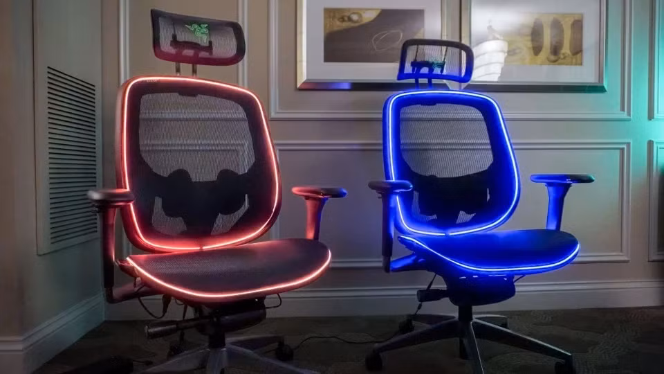 Ghế chơi game điều hòa nhiệt độ. Ý tưởng của Razer mang tên Project Arielle, ghế chơi game tích hợp hệ thống quạt không cánh giúp điều hòa nhiệt độ. Trong môi trường khô ráo, sản phẩm hỗ trợ giảm 3-5 độ C với 3 tốc độ quạt khác nhau. Nếu không gian xung quanh lạnh, hệ thống sưởi PTC sẽ phả hơi ấm 30 độ C. Tất cả được điều khiển bằng nút cảm ứng kế bên đệm ngồi, cùng đèn RGB chạy quanh ghế. Tương tự nhiều ý tưởng khác, ngày và giá bán của Project Arielle chưa được tiết lộ. Ảnh: Tom's Guide.