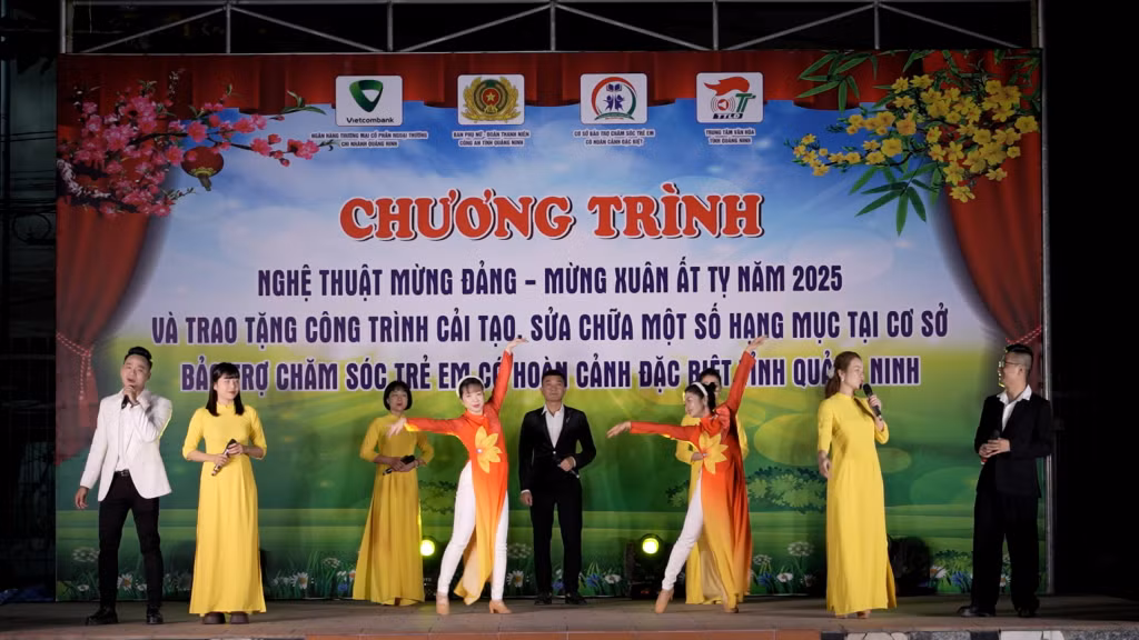 Chương trình nghệ thuật Mừng Đảng - Mừng Xuân Ất Tỵ diễn ra tối 13/1 tại Cơ sở bảo trợ chăm sóc trẻ em có hoàn cảnh đặc biệt tỉnh Quảng Ninh.