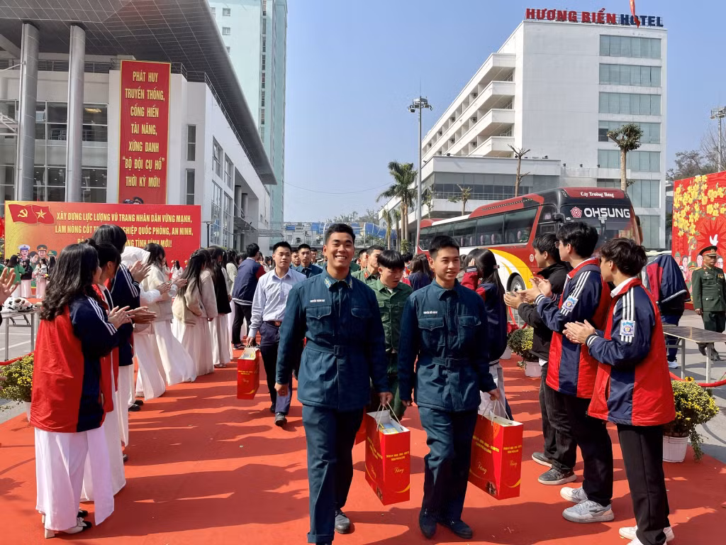 Niềm vui của các quân nhân trở về địa phương sau 2 năm được tham gia học tập, tu dưỡng, rèn luyện và phục vụ trong môi trường quân đội.