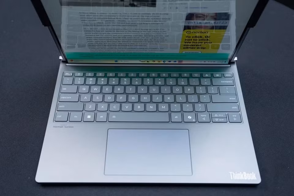 Với phần mềm ThinkBook Workspace, người dùng có thể ghim widget, danh sách clipboard hoặc mở bất cứ ứng dụng trên màn hình phía dưới. Mọi thứ có thể mượt mà hơn nếu Windows hỗ trợ màn hình cuộn trong tương lai. Ảnh: The Verge.