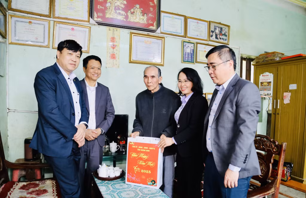 Đồng chí Phó Bí thư Thường trực Tỉnh ủy, Chủ tịch HĐND tỉnh đã đến thăm, tặng quà Tết cho Nghệ nhân ưu tú Lỷ Minh Sáng tại xã Đại Dực. 