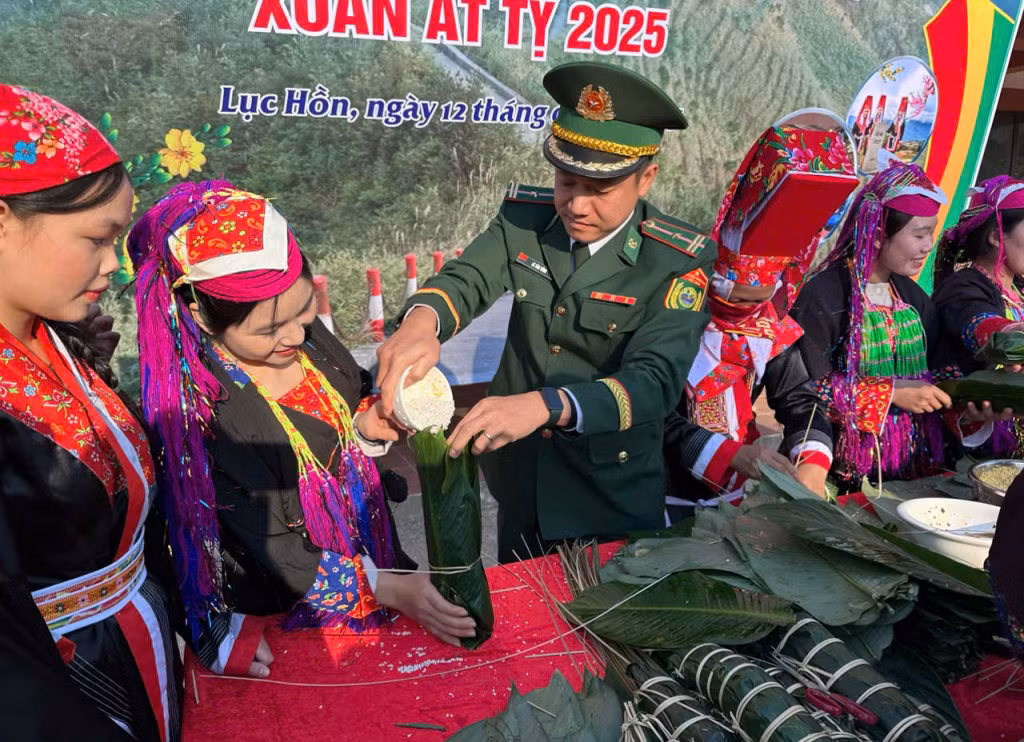 Đại úy Vũ Thanh Đức, Phó Trạm trưởng Trạm Biên phòng Cửa khẩu (BPCK) Hoành Mô tham gia gói bánh chưng cùng người dân trên địa bàn.