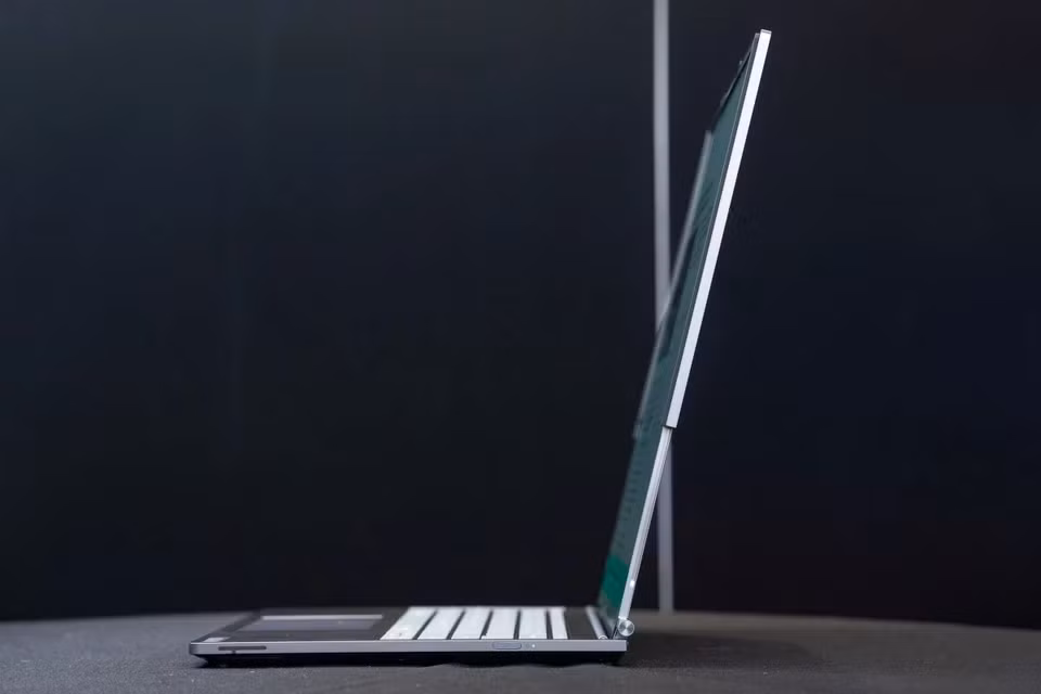 Samuel Shang, nhà nghiên cứu tại Lenovo, cho biết đội ngũ thiết kế đã tối ưu kích thước motor để đảm bảo dung lượng pin của ThinkBook Plus Gen 6 đạt 66 Wh, phù hợp kích thước 14 inch. Thiết bị có khối lượng 1,66 kg, mỏng khoảng 1,98 cm. Ảnh: The Verge.