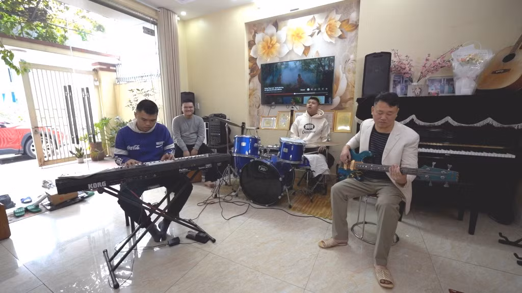Lớp học nhạc đã mở được 6 năm, hiện đang dạy miễn phí cho các em nhỏ tự kỷ.