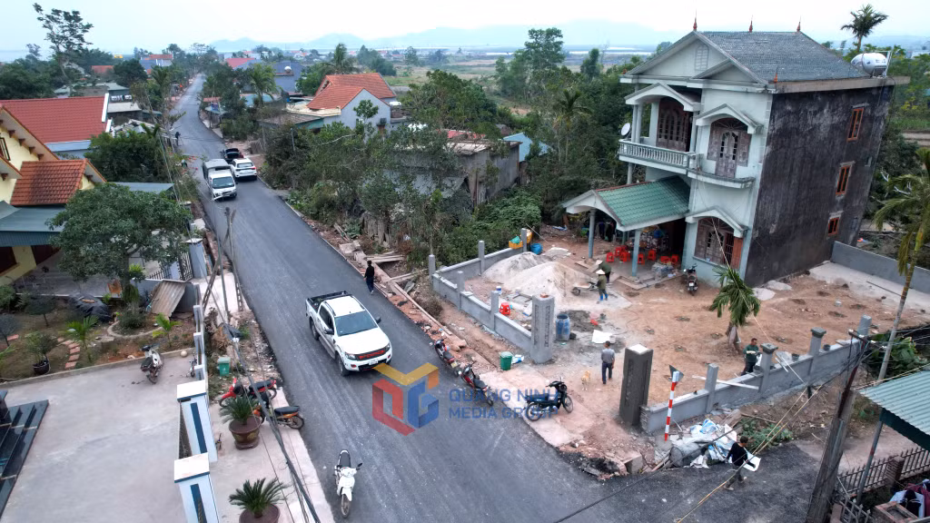 Tuyến đường thôn Đông Nam, xã Đông Ngũ (huyện Tiên Yên) được hoàn thành người dân vui mừng cải tạo lại nhà cửa để đón Tết Nguyên đán Ất Tỵ 2025