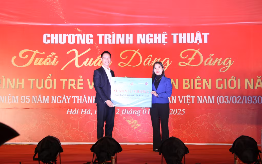 Đại diện Hội Doanh nhân trẻ tỉnh trao tặng các phần quà của Hội Doanh nhân trẻ Việt Nam tại chương trình.