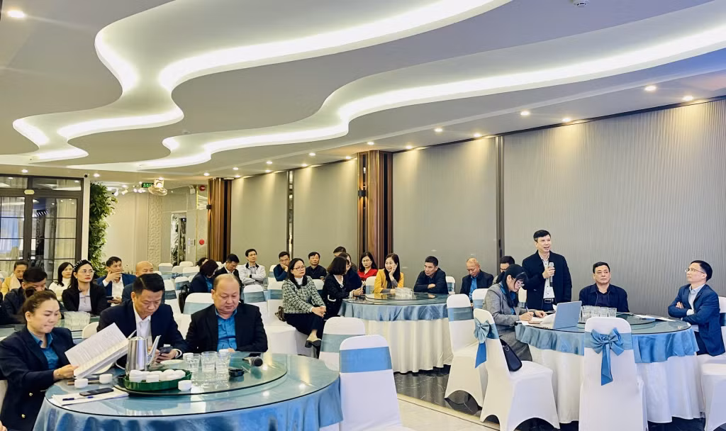 Đại diện lãnh đạo BHXH tỉnh phát biểu ý kiến tại hội nghị.