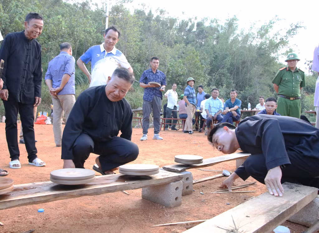 Người dân hào hứng tham gia đánh quay tại lễ hội "Mùa vàng miền soóng cọ Đại Dực" (xã Đại Dực, huyện Tiên Yên).