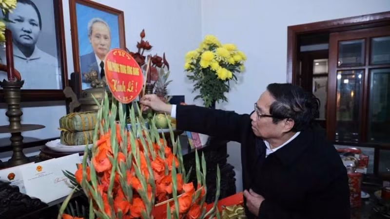 Thủ tướng Chính phủ Phạm Minh Chính dâng hương tưởng nhớ cố Thủ tướng Phạm Văn Đồng. (Ảnh: TRẦN HẢI)