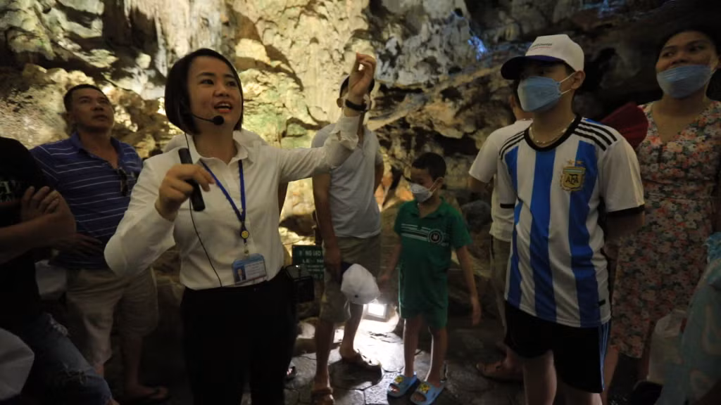 Hướng dẫn viên địa phương giới thiệu cho du khách về các giá trị của di sản Vịnh Hạ Long tại động Thiên Cung.