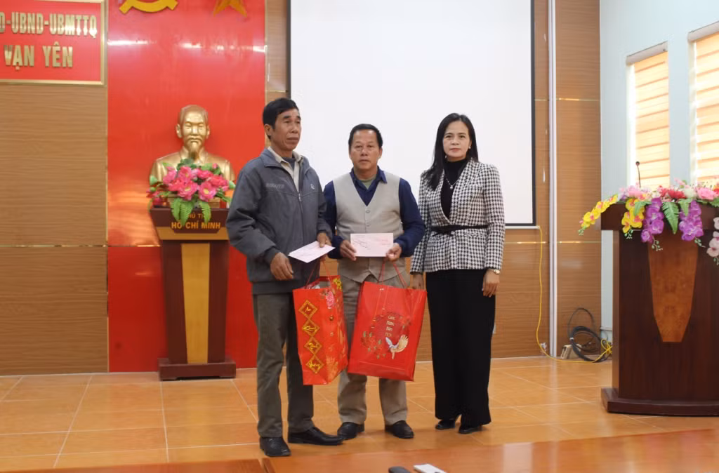 Văn phòng HĐND và UBND huyện Vân Đồn trao quà cho người có uy tín trong đồng bào DTTS trên địa bàn huyện.