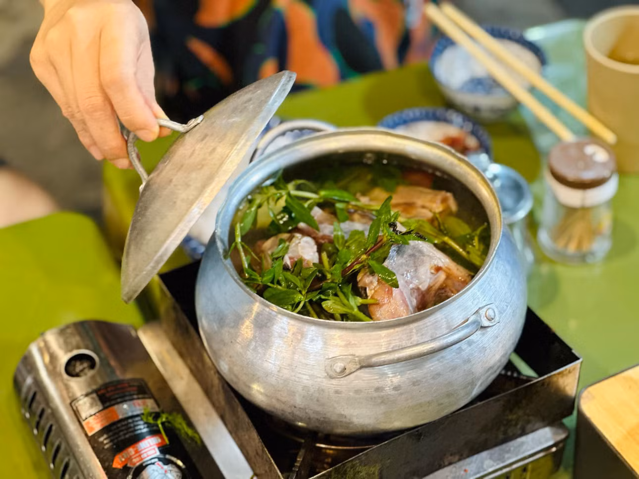 Bạn cần lưu ý về chất lượng của các loại nồi, chảo trong gia đình. Ảnh minh họa: Ban Mai