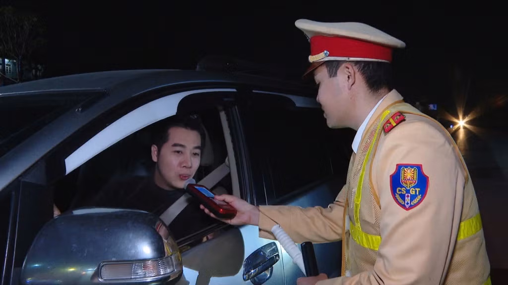 Công an TX Quảng Yên kiểm tra nồng độ cồn của lái xe.