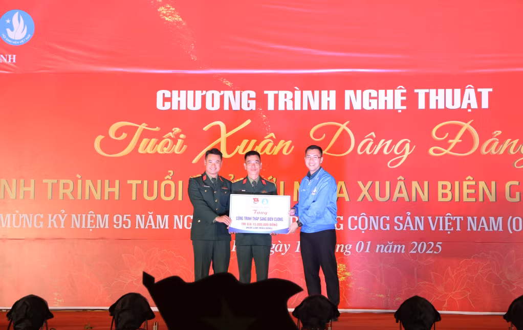 Đồng chí Nguyễn Thế Minh, Bí thư Tỉnh Đoàn, trao tặng công trình “Thắp sáng biên cương” cho Trung Đoàn 43.