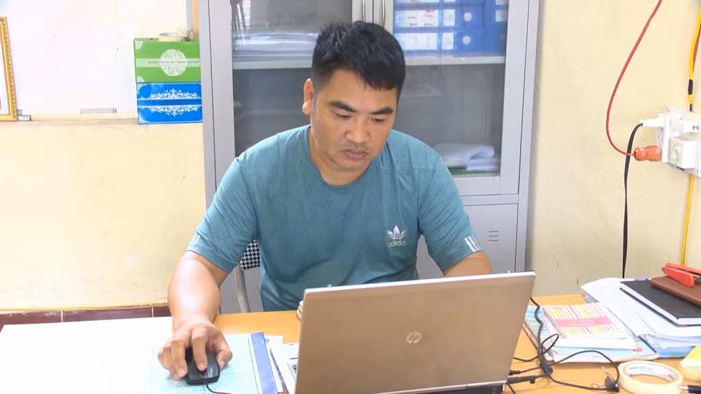 Ông Vũ Tuấn Anh Giám đốc HTX Chăn nuôi và dịch vụ Đồng Tiến quảng bá sản phẩm trứng vịt biển của HTX trên sàn thương mại điện tử.