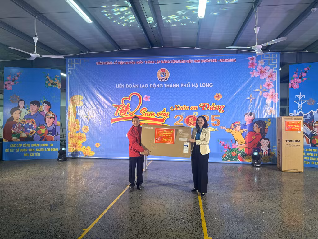 Lãnh đạo LĐLĐ TP Hạ Long tặng quà bốc thăm may mắn cho công nhân.
