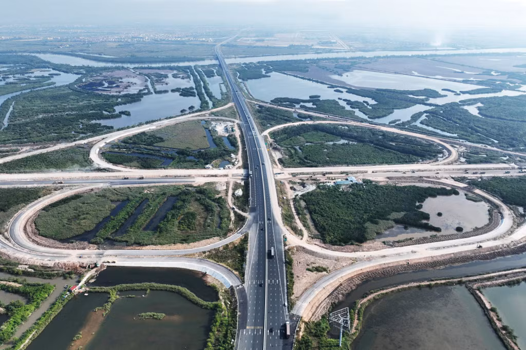 Đây là nút giao lớn nhất tỉnh hiện nay được triển khai thi công trên diện tích 83,4ha, thiết kế khác mức liên thông dạng hoa thị hoàn chỉnh với 8 nhánh rẽ có tổng chiều dài 8,095km. Đây là nút nối cao tốc Hạ Long - Hải Phòng với tuyến đường ven sông, là động lực mới để các địa phương phía Tây tăng tốc phát triển.