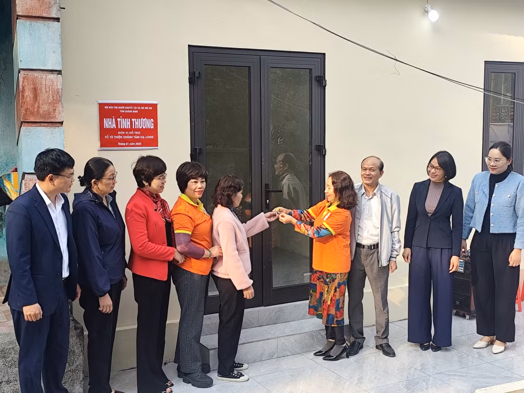 Hội Bảo trợ NKT-TMC tỉnh, chính quyền địa phương cùng các nhà hảo tâm trao chìa khóa bàn giao nhà cho gia đình bà Ngô Thị Vân.