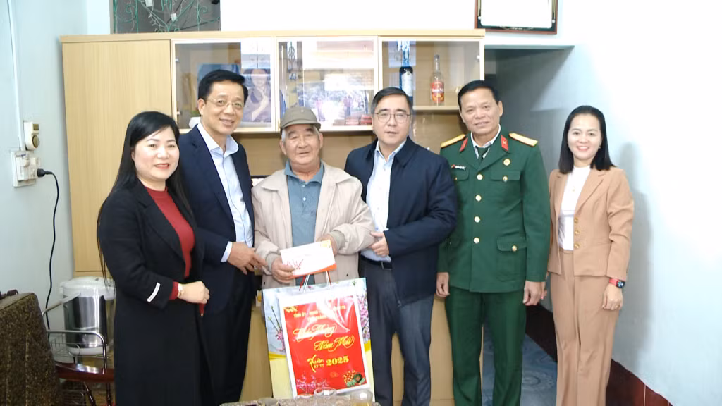 Đoàn đã đến thăm, tặng quà, chúc Tết gia đình bệnh binh 2/3 Trần Văn Phúc, Phố Lý Thường Kiệt, thị trấn Tiên Yên, huyện Tiên Yên.
