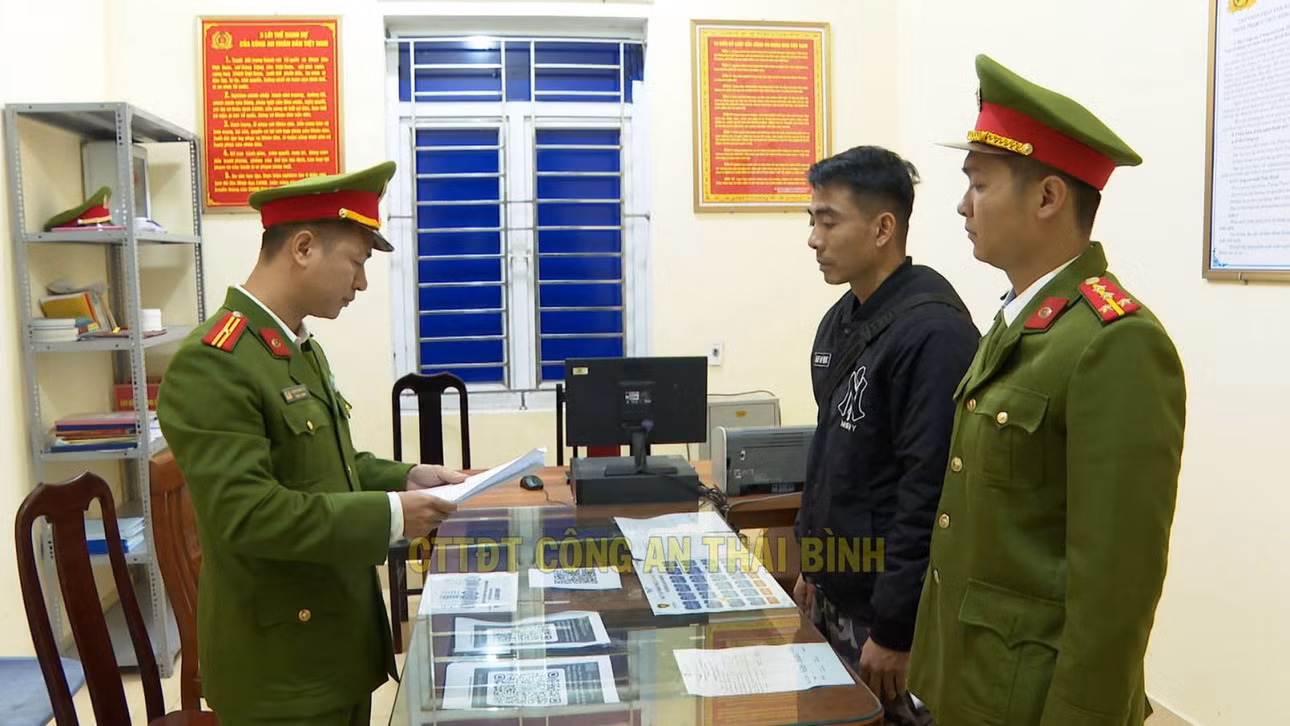 Đối tượng Nguyễn Thành Đông tại cơ quan công an. Ảnh: Công an cung cấp