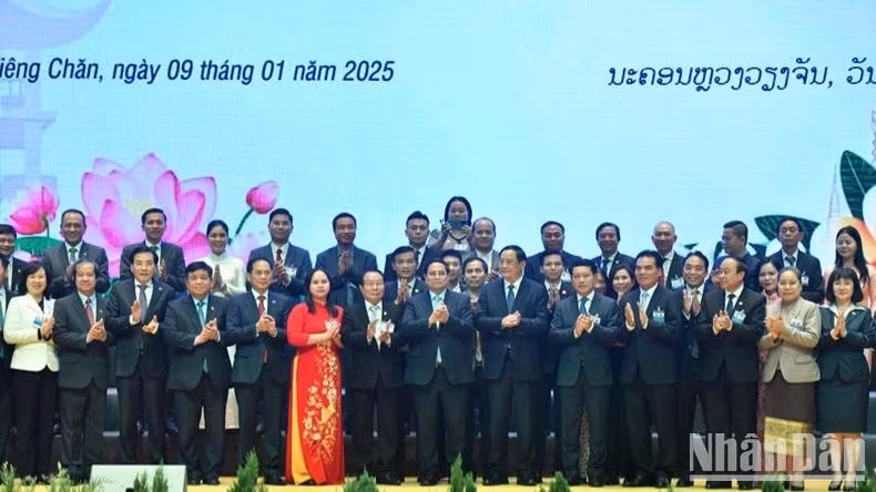 Thủ tướng Phạm Minh Chính và Thủ tướng Sonexay Siphandone chúc mừng các doanh nghiệp hai nước trao thỏa thuận hợp tác. (Ảnh: THANH GIANG)