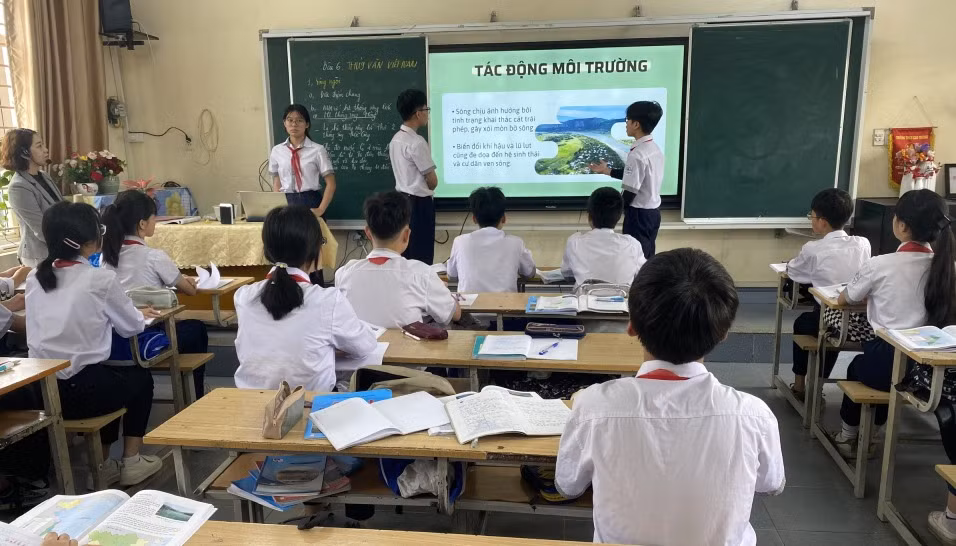 Một tiết học với giáo án điện tử môn Khoa học tự nhiên của học sinh Trường THCS Cao Thắng (TP Hạ Long)