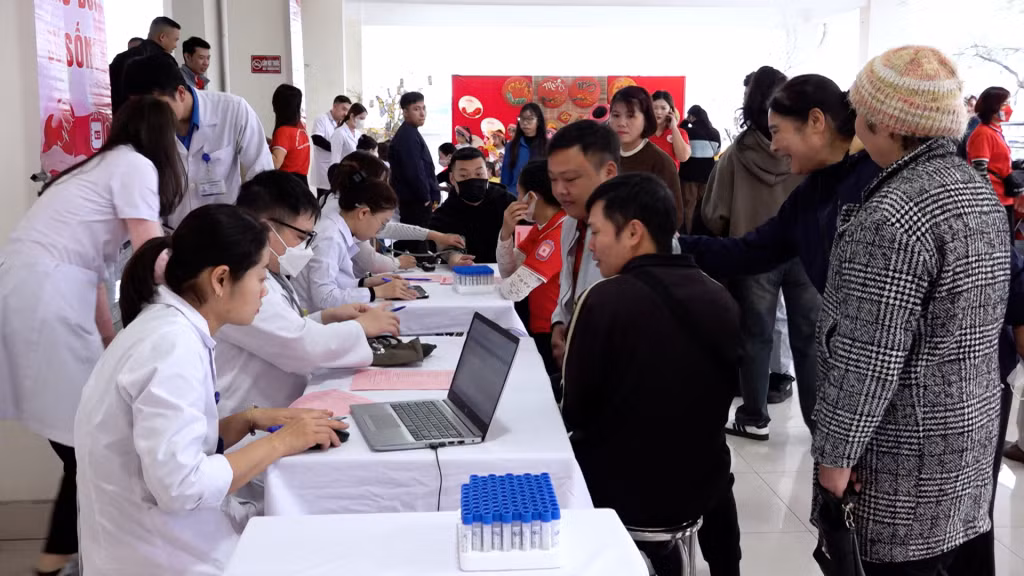 Đông đảo tình nguyện viên đăng ký hiến máu tại Chương trình phát động.