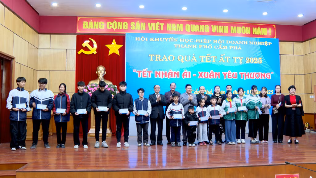 Hoạt động thường niên của Hội Khuyến học và Hiệp hội Doanh nghiệp TP Cẩm Phả giúp học sinh hiếu học có hoàn cảnh khó khăn đón Tết đủ đầy hơn.