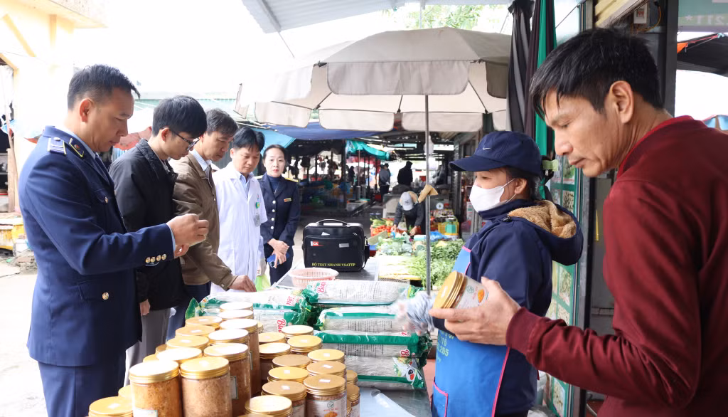 Đoàn kiểm tra liên ngành về vệ sinh ATTP huyện Đầm Hà tiến hành kiểm tra tại Chợ trung tâm huyện.