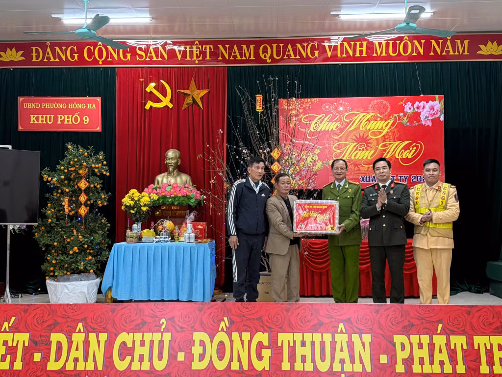 Đại tá Trần Văn Phúc, Giám đốc Công an tỉnh tặng quà cho Tổ công tác phòng chống đốt pháo tại khu phố 9, phường Hồng Hà, TP Hạ Long.