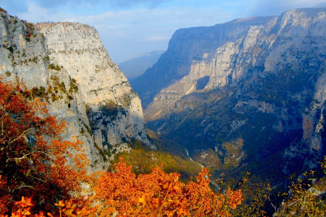 Một trong những hẻm núi nổi tiếng nhất châu Âu là Vikos Gorge ở Hy Lạp, một số người còn gọi nơi đây là "Grand Canyon của Hy Lạp". Theo Sách Kỷ lục Guinness, hẻm núi này được coi là "sâu nhất so với các hẻm núi có cùng chiều rộng". Ảnh: Feri &amp; Tasos.