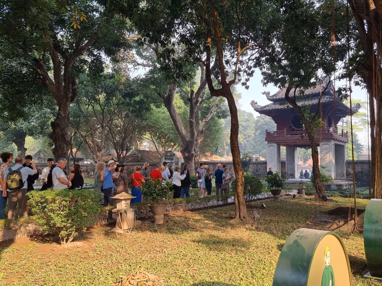 Khách du lịch tham quan di tích Văn Miếu - Quốc Tử Giám.