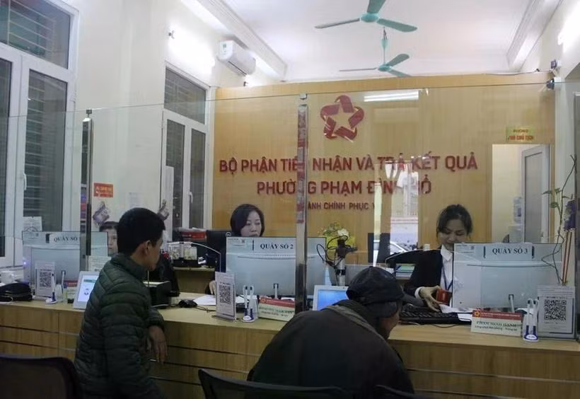 Bộ phận một cửa tại Ủy ban Nhân dân phường Phạm Đình Hổ (Hà Nội). (Ảnh: Nguyễn Thắng/TTXVN)
