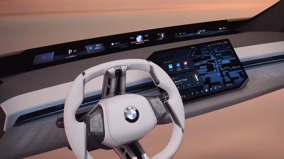 Biến kính chắn gió xe hơi thành màn hình. Hệ điều hành iDrive của BMW loại bỏ cụm đồng hồ truyền thống, thay bởi màn hình kỹ thuật số chiếu lên kính chắn gió. Hệ thống dự kiến trang bị trên mẫu SUV X-class sắp ra mắt vào cuối năm. Hình ảnh 3D được trình chiếu gồm tốc độ, thông tin tuyến đường và một số dữ liệu quan trọng. Màn hình điều khiển giữa xe có khả năng tùy biến cao hơn, sử dụng AI để cá nhân hóa thông tin dựa trên thói quen người dùng. Ảnh: BMW.
