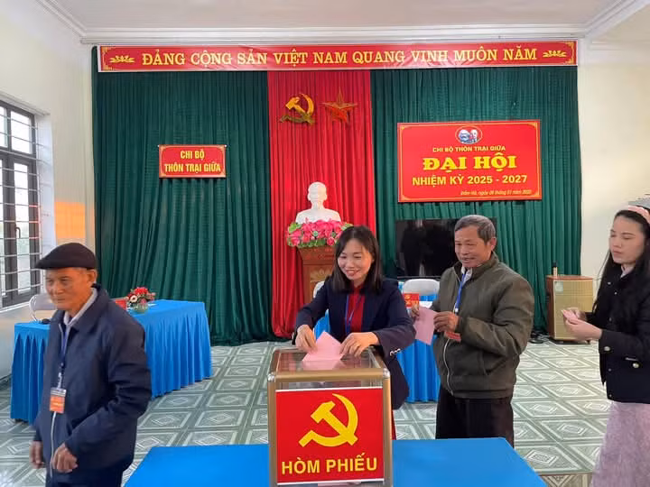 Các đảng viên Chi bộ thôn Trại Giữa, xã Đầm Hà bỏ phiếu bầu Bí thư chi bộ