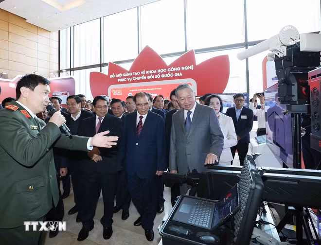 Tổng Bí thư Tô Lâm cùng các đồng chí lãnh đạo, nguyên lãnh đạo Đảng, Nhà nước thăm khu trưng bày tại hội nghị. (Ảnh: Thống Nhất/TTXVN)