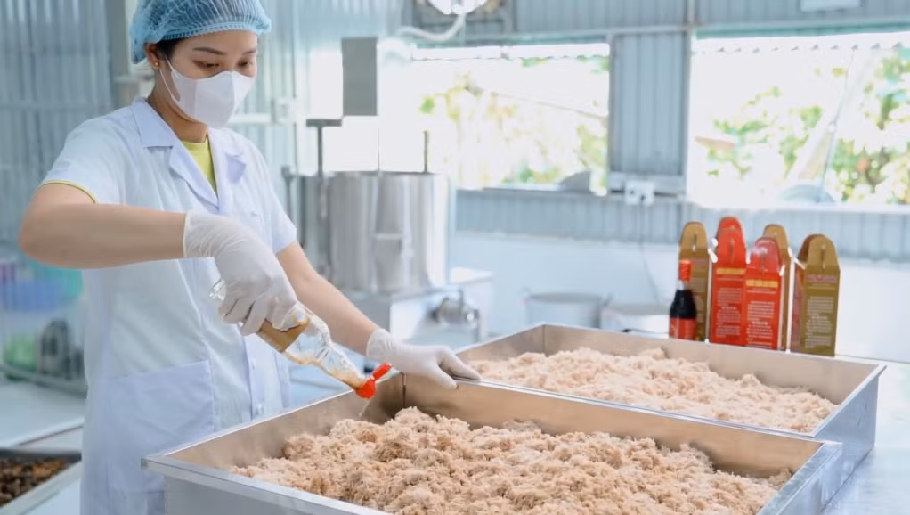 Các hoạt động sản xuất hàng cho vụ Tết đã được Công ty TNHH Hải sản Vân Đồn, huyện Vân Đồn thực hiện từ sớm.