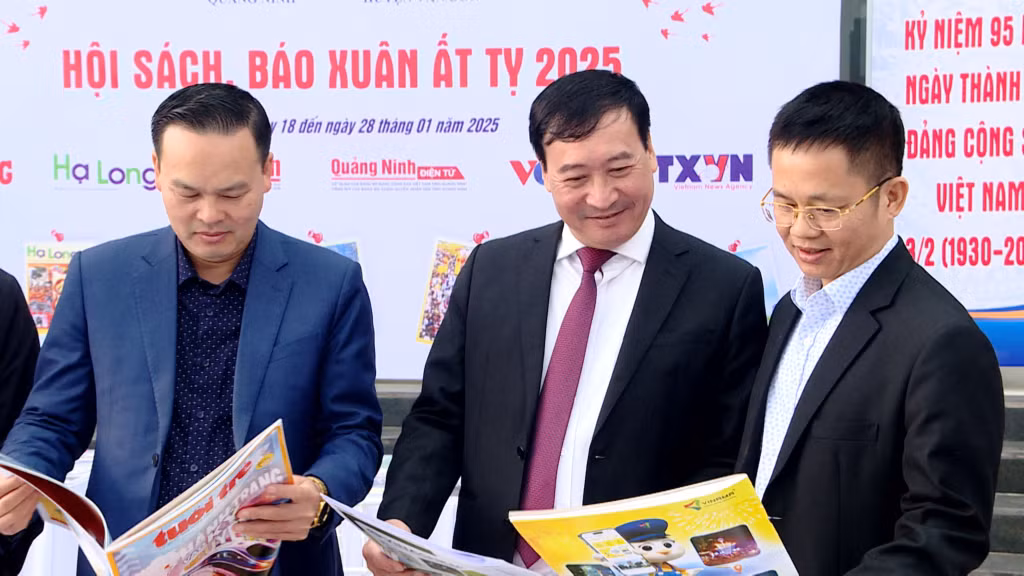 Lãnh đạo Hội Nhà Báo tỉnh và UBND huyện Vân Đồn tham quan các ấn phẩm trưng bày tại Hội Báo Xuân năm 2025.