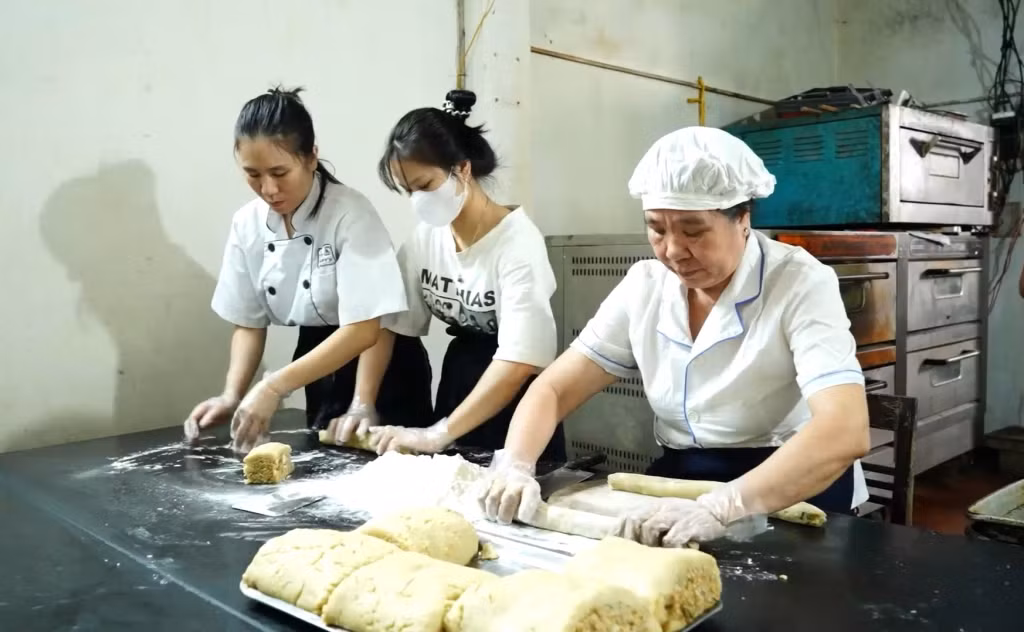 Sản xuất tại cơ sở sản xuất bánh chả của gia đình bà Lê Thị Kim Thùy (thị trấn Tiên Yên, huyện Tiên Yên).