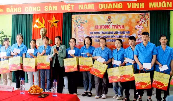 Đồng chí Đỗ Thị Lan, Phó Chủ nhiệm Ủy ban Xã hội của Quốc hội tặng quà Tết cho công nhân, người lao động có hoàn cảnh khó khăn tại KCN Hải Yên