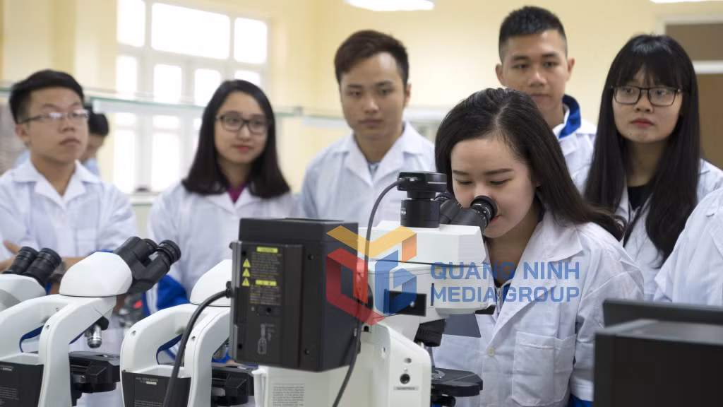 Giờ thực hành sinh viên ngành Quản lý tài nguyên và môi trường (9-2021). Ảnh: Minh Hà