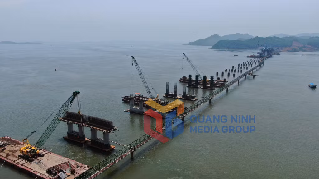 Thi công cầu trên tuyến thuộc dự án Cao tốc Vân Đồn - Tiên Yên (8-2021). Ảnh: Đỗ Phương