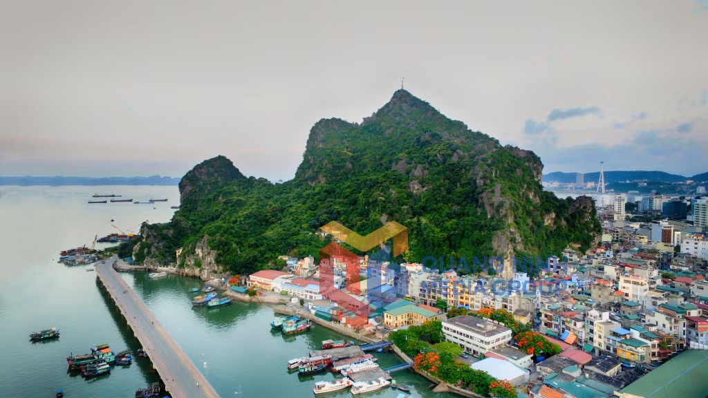 Núi Bài Thơ (6-2016). Ảnh: Hùng Sơn