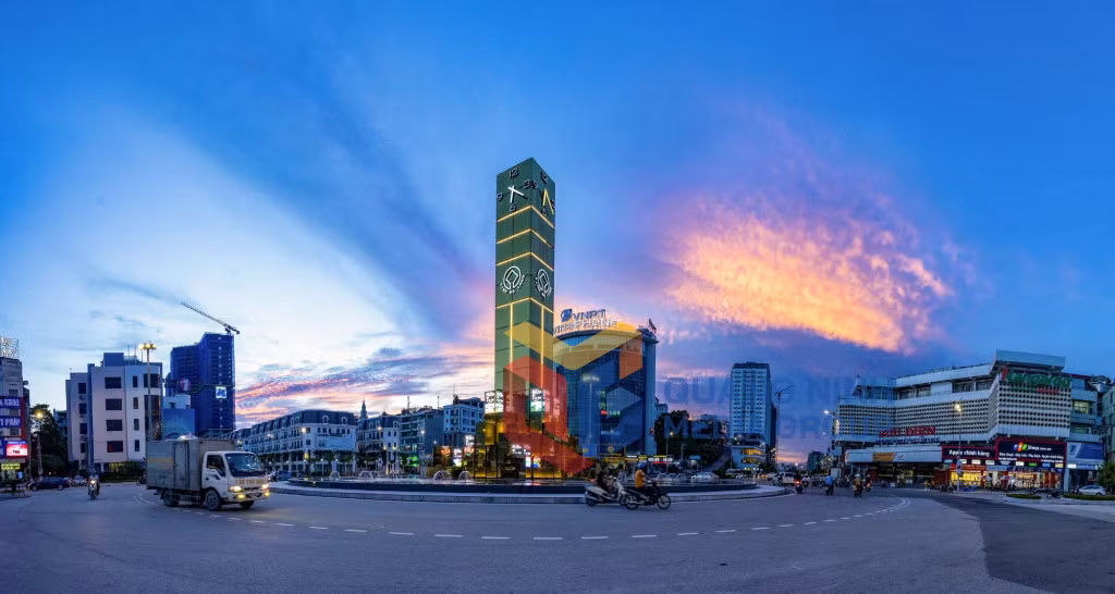 Cột đồng hồ (12-2018). Ảnh: Nguyễn Đức Thành (CTV)
