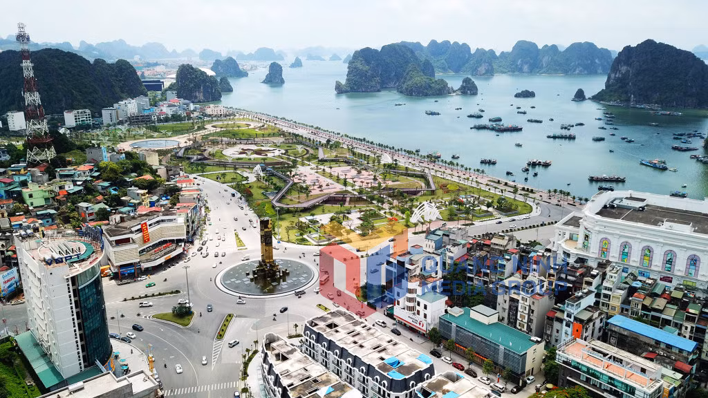 Cột đồng hồ (4-2019). Ảnh: Đỗ Phương