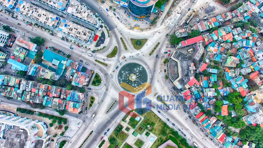 Cột đồng hồ, ngã 5 trung tâm TP Hạ Long (1-2018). Ảnh: Hùng Sơn