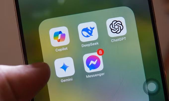 Logo các ứng dụng AI Copilot, DeepSeek, ChaGPT, Gemini, Meta AI trên điện thoại. Ảnh: Lưu Quý