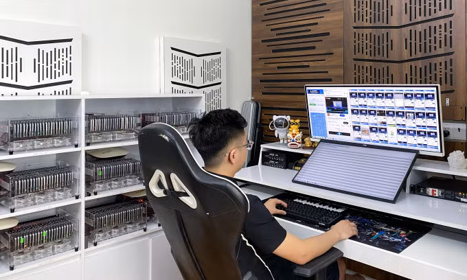 Căn phòng chứa 36 box PhoneFarm điều khiển qua máy tính để gian lận tương tác trên mạng xã hội ở Quảng Ninh. Ảnh: Đức Hùng